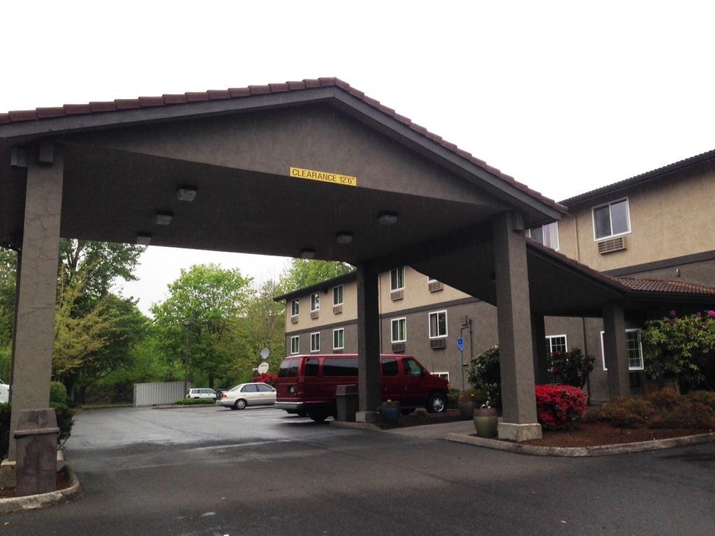 Super 8 By Wyndham Portland Airport Hotel Eksteriør billede