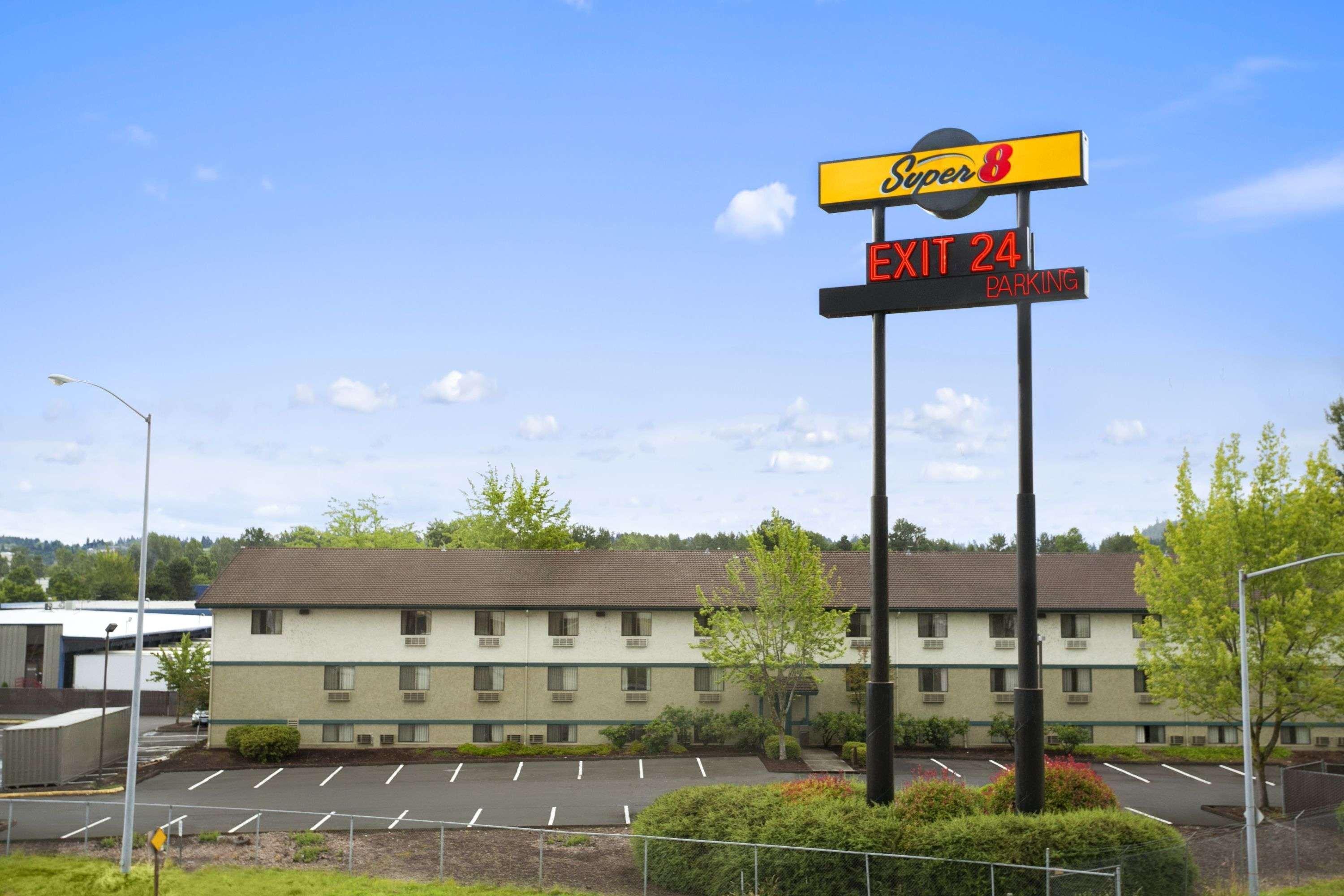 Super 8 By Wyndham Portland Airport Hotel Eksteriør billede