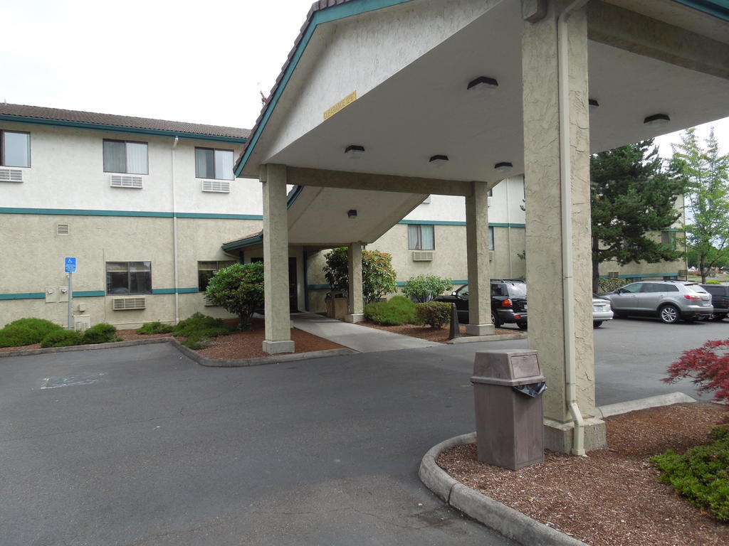 Super 8 By Wyndham Portland Airport Hotel Eksteriør billede