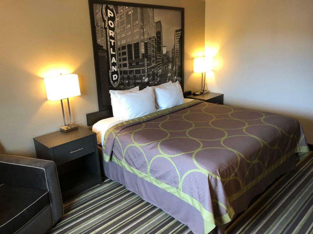 Super 8 By Wyndham Portland Airport Hotel Eksteriør billede