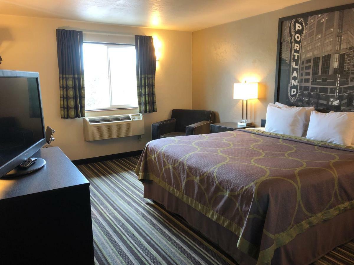 Super 8 By Wyndham Portland Airport Hotel Eksteriør billede